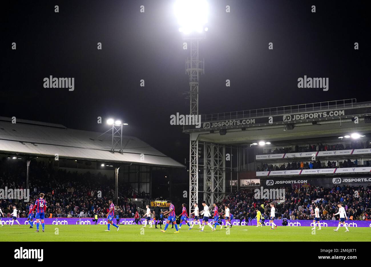 Crystal Palace et les joueurs de Tottenham Hotspur se promènent sur le terrain à mi-temps pendant le match de la Premier League à Selhurst Park, Londres. Date de la photo: Mercredi 4 janvier 2023. Banque D'Images