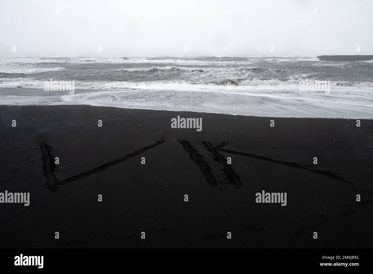 Panneau sur la plage noire de Vik Banque D'Images