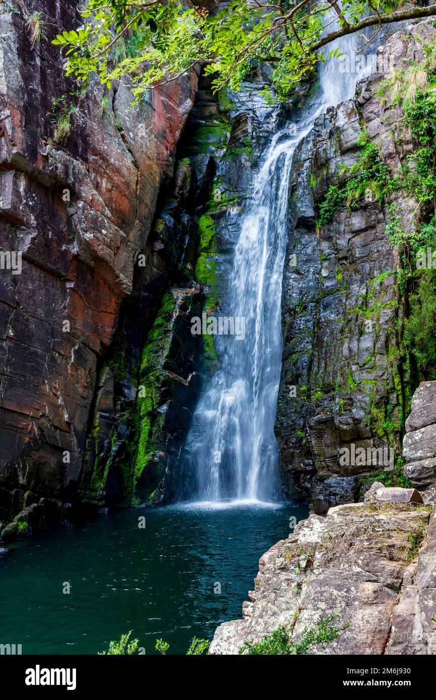 Les eaux de la cascade appelée Vau da Noiva entre les roches couvertes de mousse et la végétation Banque D'Images