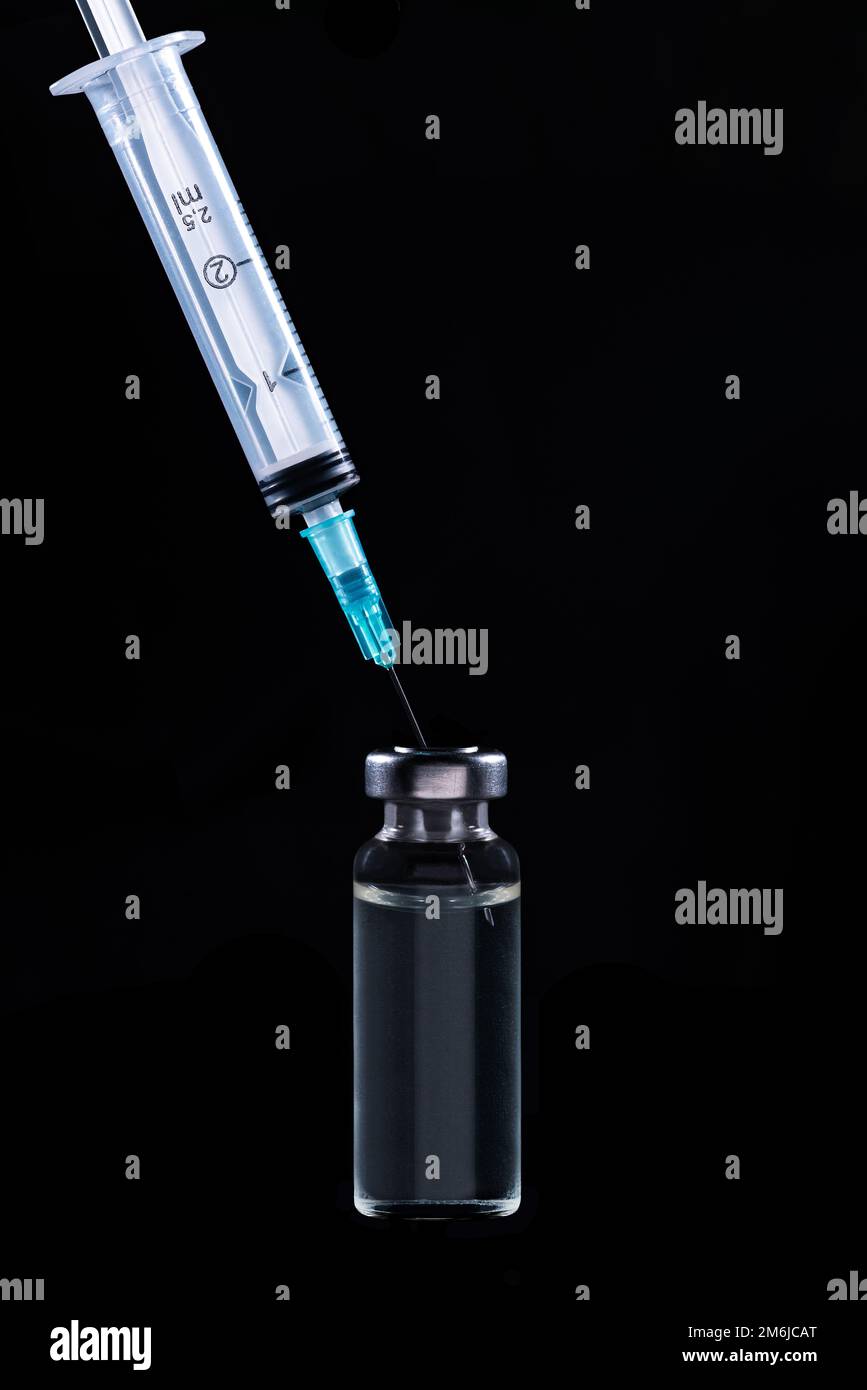 Grand flacon de vaccin complet en verre et seringue Banque D'Images