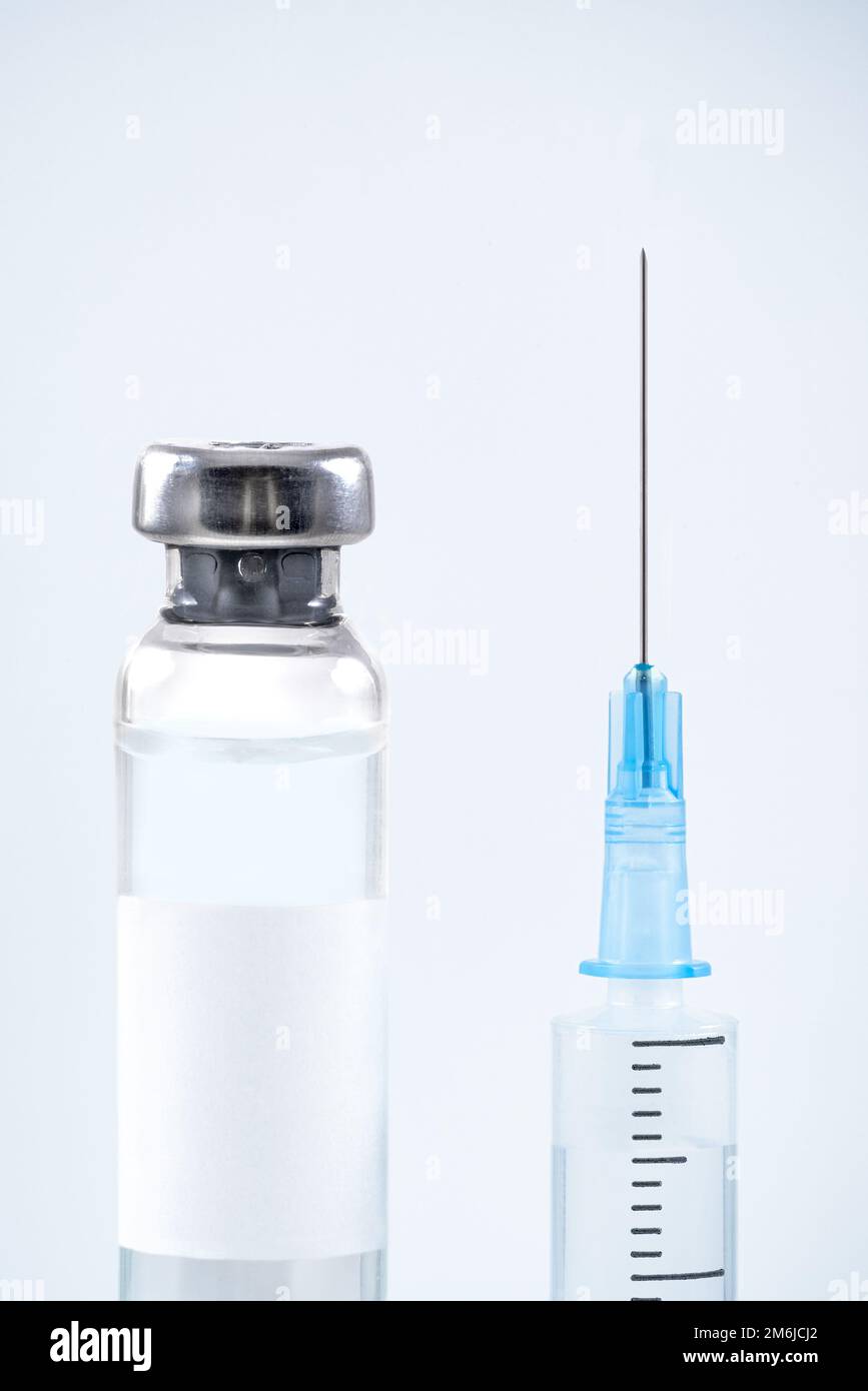 Gros plan du flacon de vaccin et du fond bleu de la seringue Banque D'Images