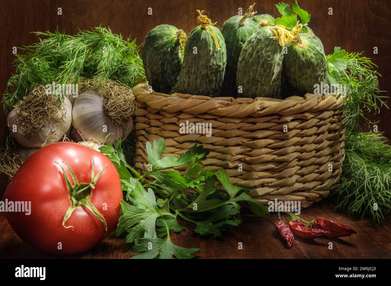 Légumes frais sur fond de bois sombre dans un style rustique Banque D'Images