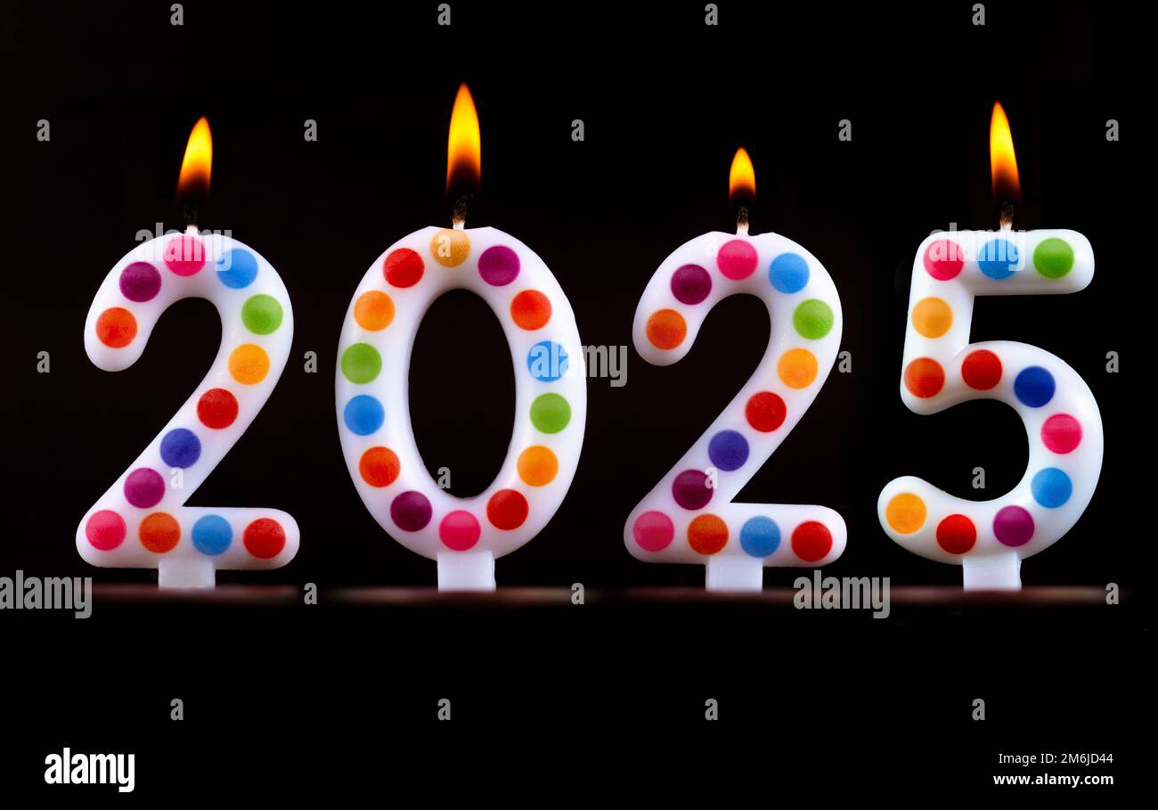 Bougies colorées écrire des nombres flamme bonne année 2025 Banque D'Images