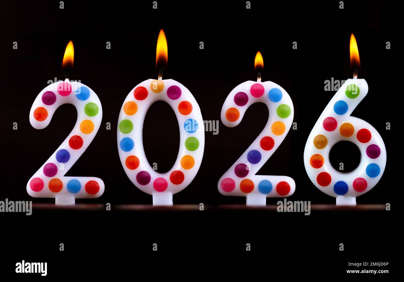 Bougies colorées écrire des nombres flamme bonne année 2026 Banque D'Images