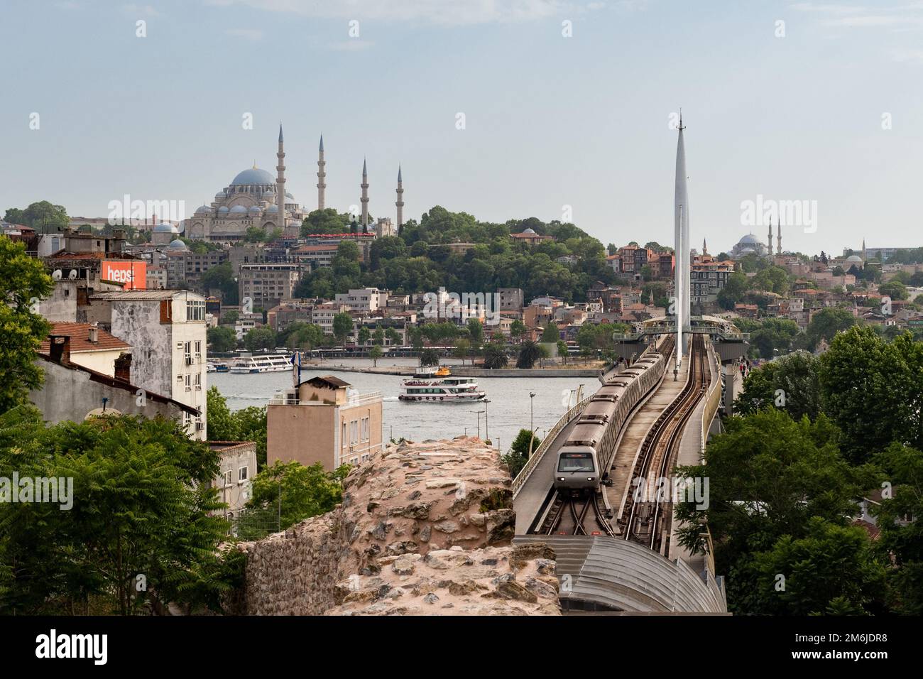 Pont de métro d'Istanbul et station de Hálic vue de Beyoglu, Istanbul, Turquie Banque D'Images