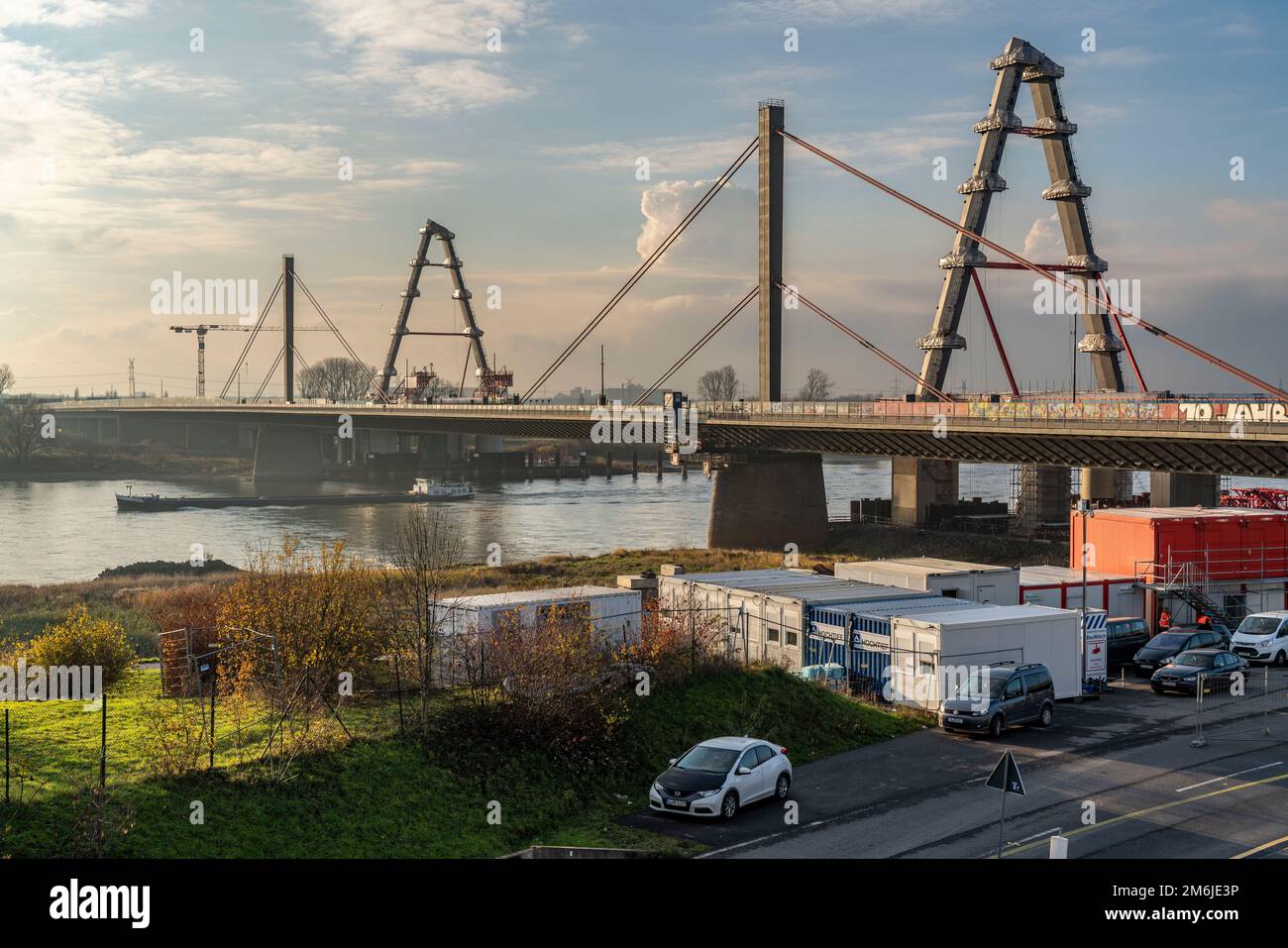 Nouvelle construction du pont autoroutier A1 au-dessus du Rhin près de Leverkusen, après l'achèvement du nouveau pont, l'ancien sera démoli et anot Banque D'Images
