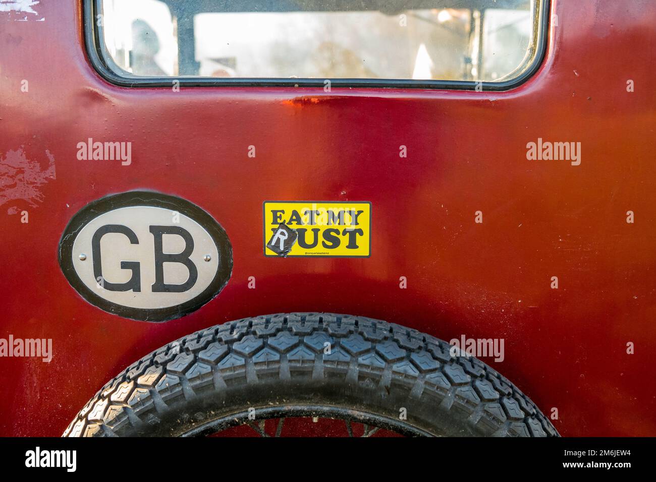 La voiture des membres du club automobile d'Austin avant la guerre 7 avec autocollant Eat My Rust sur le dos avant de prendre part aux essais sur la colline du mémorial Dave Wilcox. Banque D'Images La voiture des membres du club automobile d'Austin avant la guerre 7 avec autocollant Eat My Rust sur le dos avant de prendre part aux essais sur la colline du mémorial Dave Wilcox. Banque D'Images