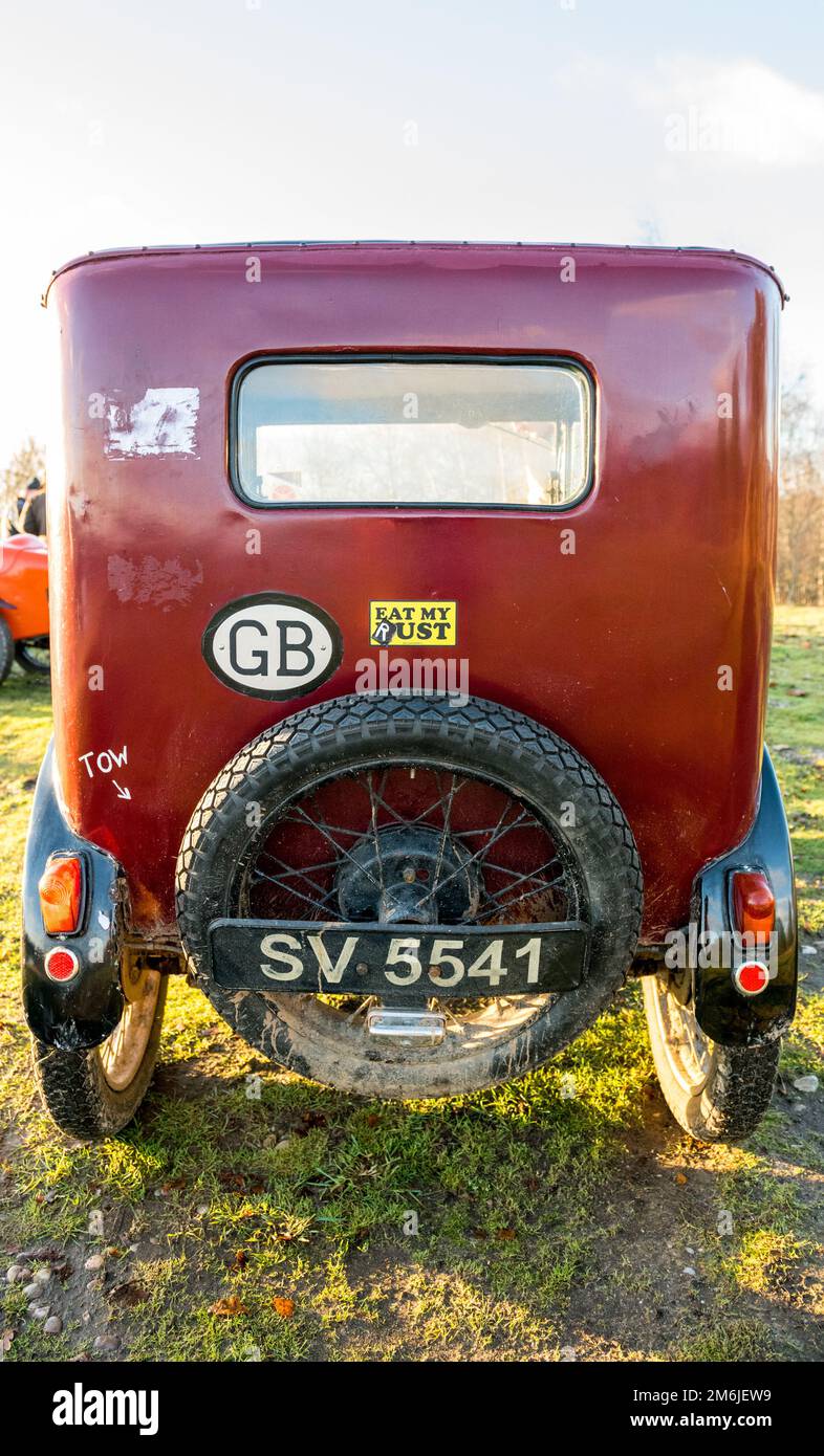 La voiture des membres du club automobile d'Austin avant la guerre 7 avec autocollant Eat My Rust sur le dos avant de prendre part aux essais sur la colline du mémorial Dave Wilcox. Banque D'Images La voiture des membres du club automobile d'Austin avant la guerre 7 avec autocollant Eat My Rust sur le dos avant de prendre part aux essais sur la colline du mémorial Dave Wilcox. Banque D'Images