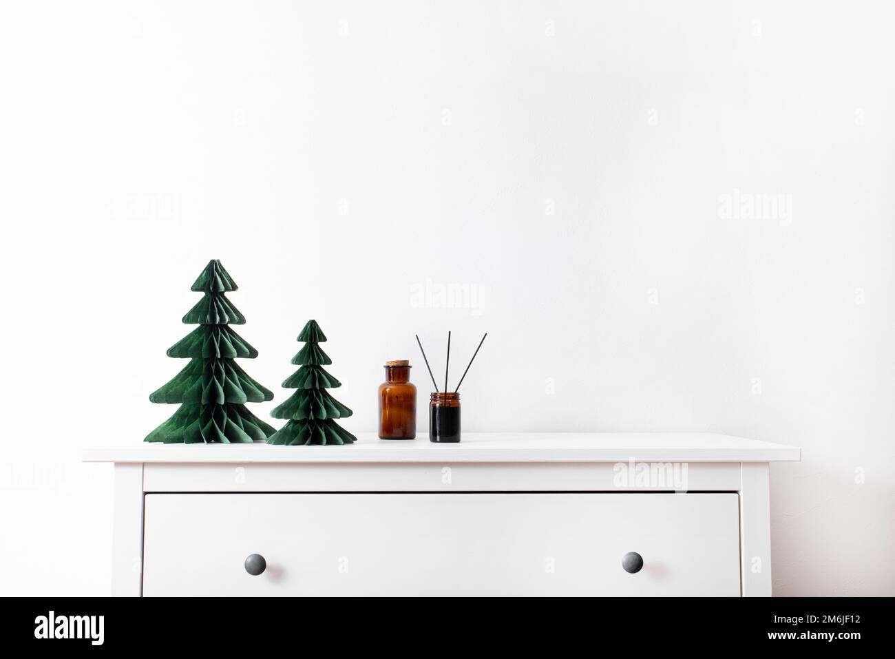 Arbres de Noël décoratifs tendance, qui fait de papier avec un arrière-plan de maison flou, projet de bricolage, Organic Modern Design, hangin Banque D'Images