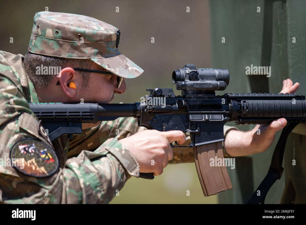 Des soldats de la Brigade CBRN de 31st de la Garde nationale de l'Alabama et du bataillon de défense NBC de 72nd de Roumanie unissent leurs forces pour exercer des pressions sur les tactiques, les techniques, les procédures et l'équipement au Camp Shelby, Mississippi, du 24 au 30 avril 2022. Les troupes se sont intégrées dans des équipes combinées pour des exercices impliquant la reconnaissance, l'analyse et la décontamination de matières dangereuses; les opérations de véhicules nucléaires, biologiques et chimiques de reconnaissance (NBCRV); la sécurité du site; le médevac; M4 tir de carbine; la mitraillerie et plus encore. L'engagement de la force à la force était la deuxième partie d'un événement en deux parties, la première ayant eu lieu en R. Banque D'Images