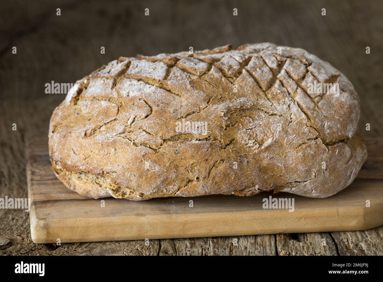 Pain de seigle maison sur bois Banque D'Images