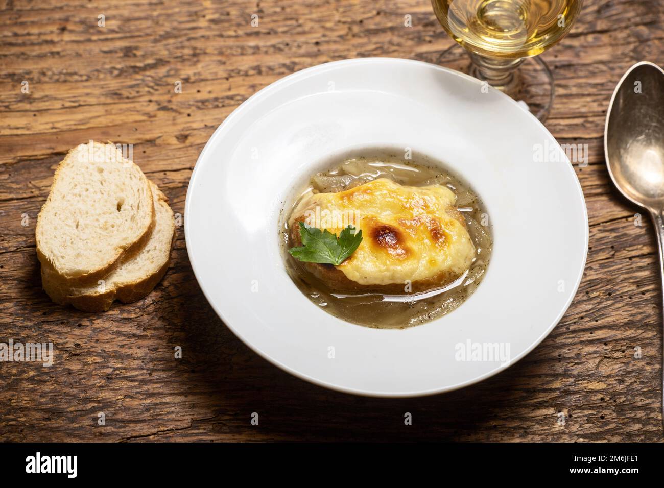 Soupe française à l'oignon sur bois Banque D'Images