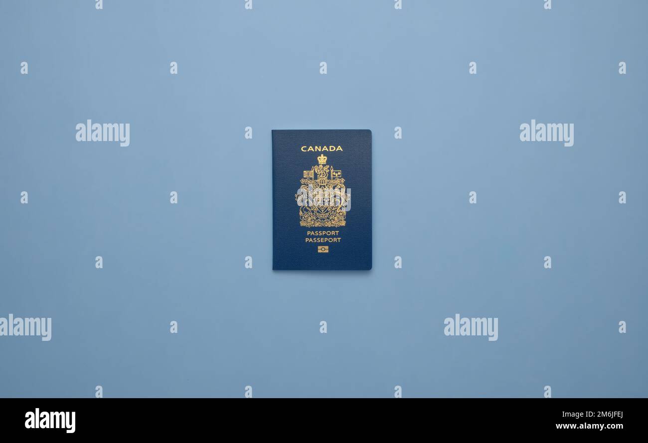 Un passeport canadien sur fond bleu clair Banque D'Images