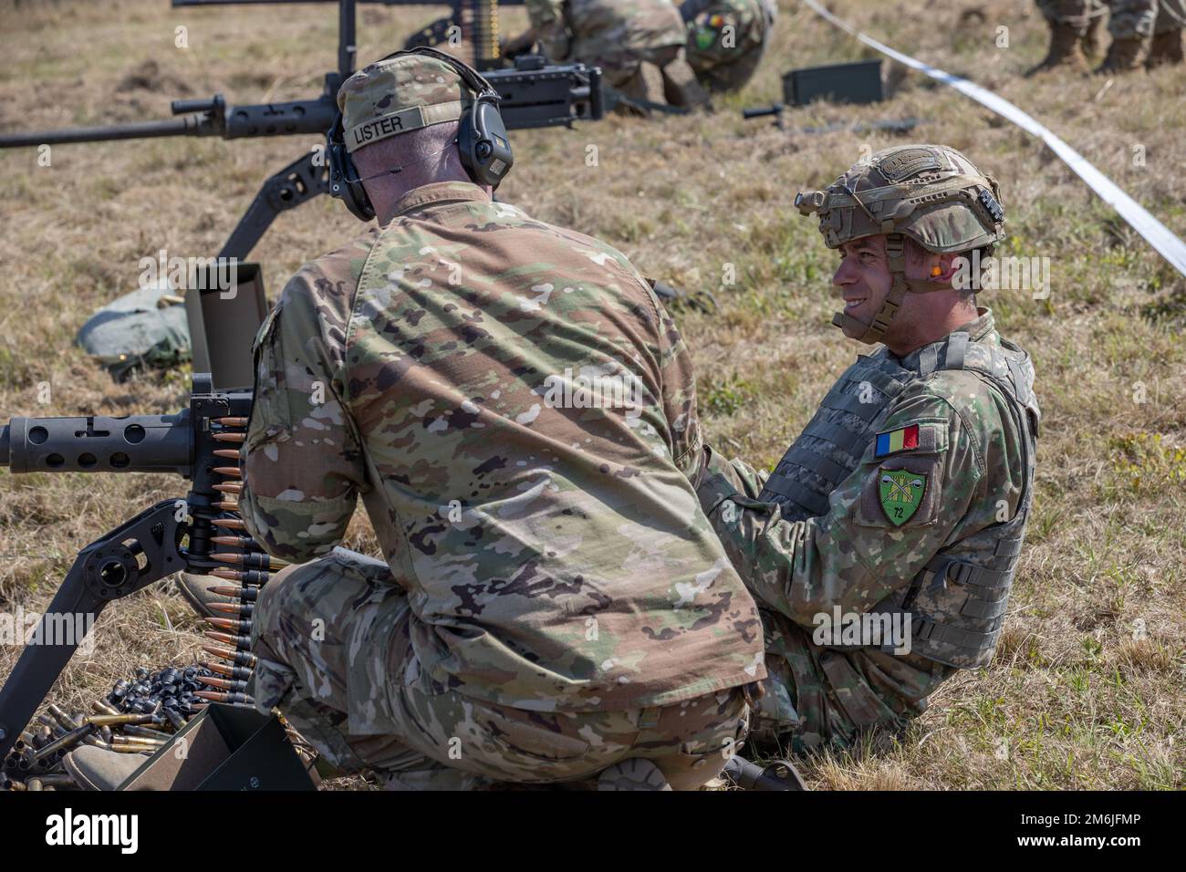 Des soldats de la Brigade CBRN de 31st de la Garde nationale de l'Alabama et du bataillon de défense NBC de 72nd de Roumanie unissent leurs forces pour exercer des pressions sur les tactiques, les techniques, les procédures et l'équipement au Camp Shelby, Mississippi, du 24 au 30 avril 2022. Les troupes se sont intégrées dans des équipes combinées pour des exercices impliquant la reconnaissance, l'analyse et la décontamination de matières dangereuses; les opérations de véhicules nucléaires, biologiques et chimiques de reconnaissance (NBCRV); la sécurité du site; le médevac; M4 tir de carbine; la mitraillerie et plus encore. L'engagement de la force à la force était la deuxième partie d'un événement en deux parties, la première ayant eu lieu en R. Banque D'Images