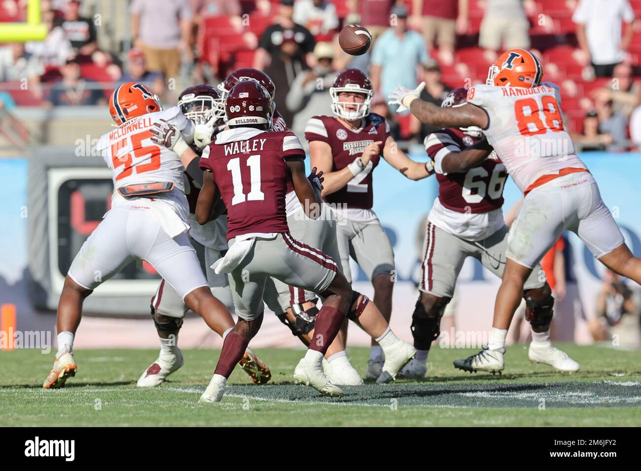 Tampa FL USA; Mississippi State Bulldogs Quarterback Will Rogers (2) passe la balle au grand récepteur Jaden Walley (11) pendant la LéliaQuest Bowl ga Banque D'Images