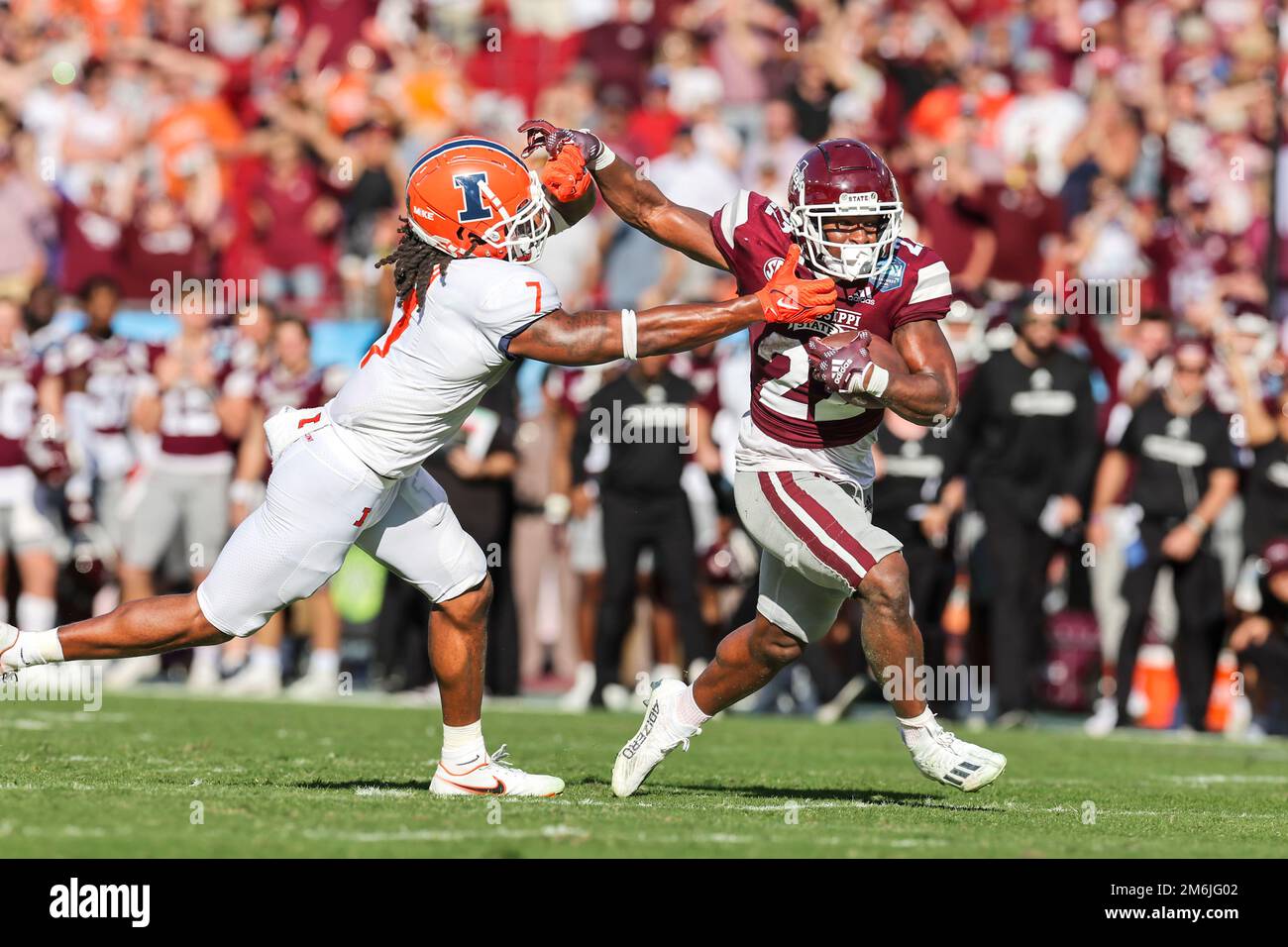 Tampa FL USA; Mississippi State Bulldogs course de retour Simeon Price (22) court avec le ballon avec l'Illinois combat Illini défensive back Kendall Smith Banque D'Images