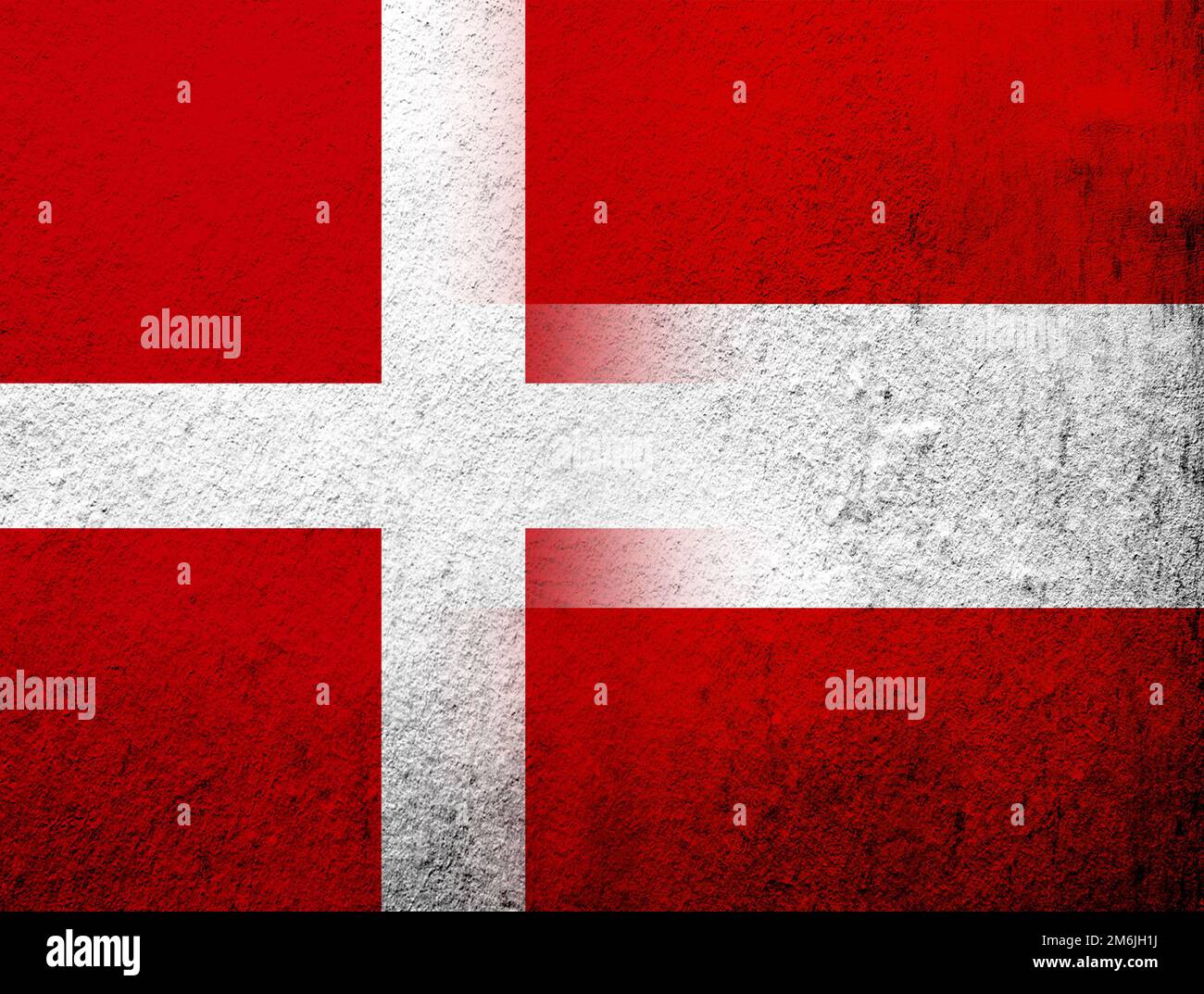 Le Royaume du Danemark drapeau national avec drapeau national de l'Autriche. Grunge l'arrière-plan Banque D'Images