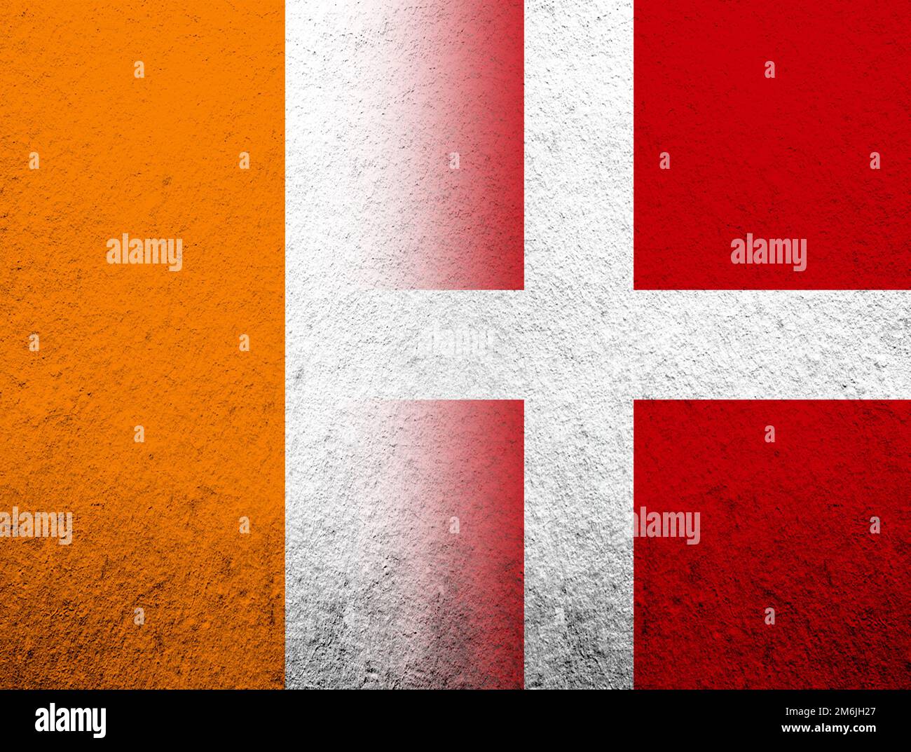 Le Royaume du Danemark drapeau national avec drapeau national de la Côte d'Ivoire. Grunge l'arrière-plan Banque D'Images