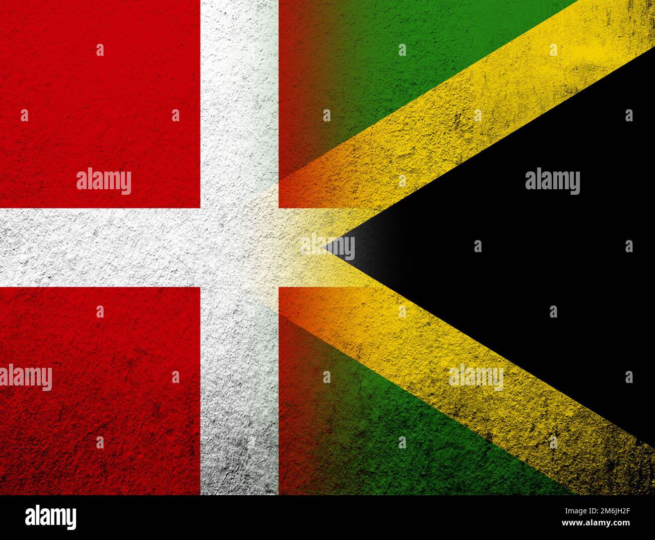Le Royaume du Danemark drapeau national avec drapeau national de la Jamaïque. Grunge l'arrière-plan Banque D'Images