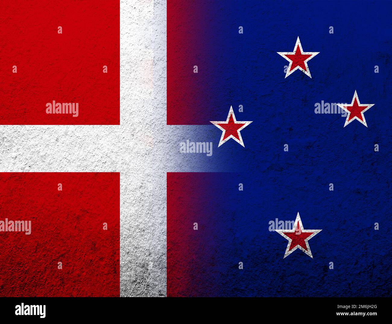 Le Royaume du Danemark drapeau national avec drapeau national de la Nouvelle-Zélande . Grunge l'arrière-plan Banque D'Images
