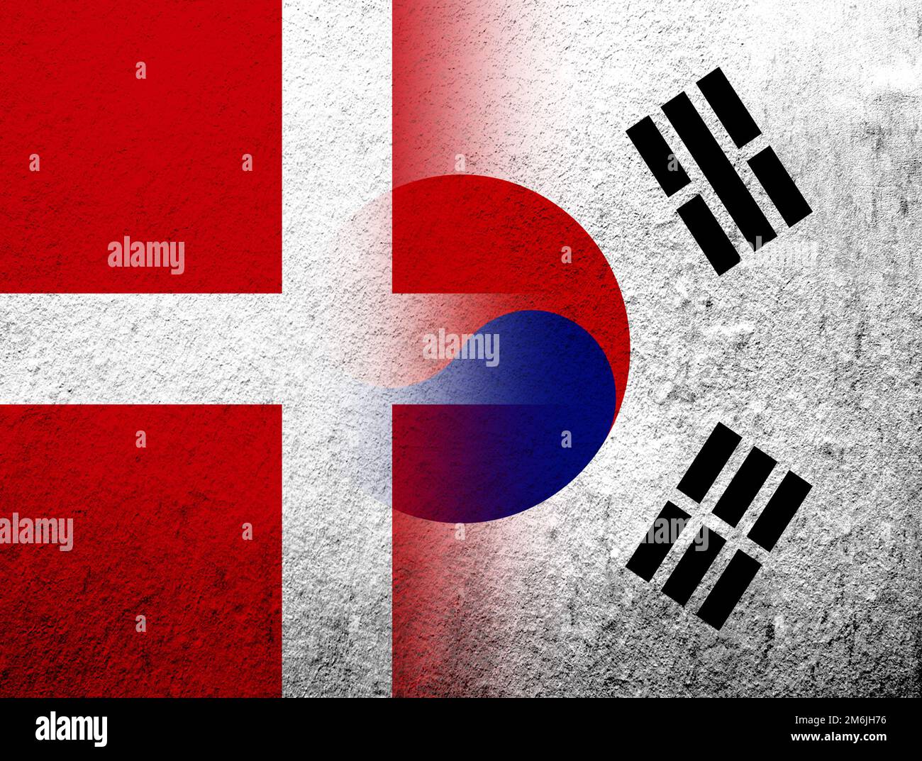Le Royaume du Danemark drapeau national avec drapeau national de la Corée du Sud. Grunge l'arrière-plan Banque D'Images