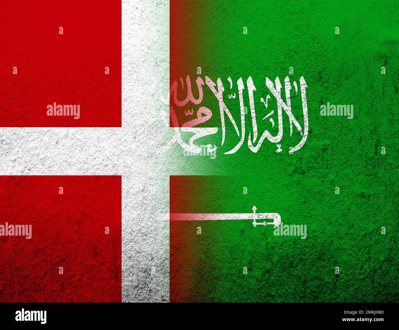 Le Royaume de Danemark drapeau national avec le Royaume d'Arabie saoudite drapeau national. Grunge l'arrière-plan Banque D'Images