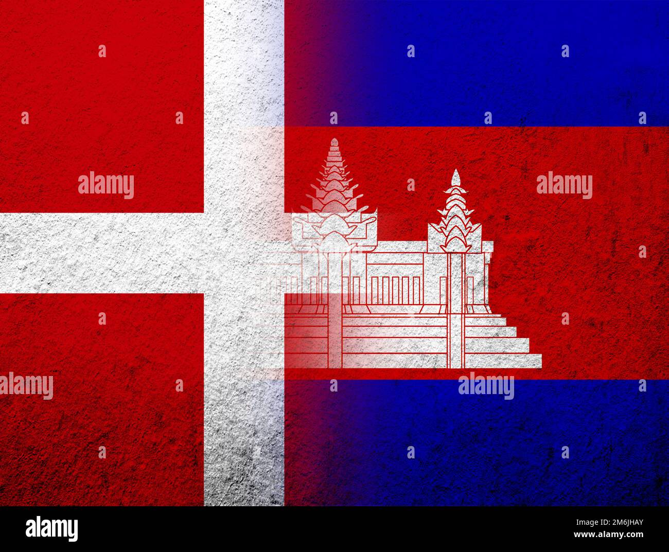Le Royaume du Danemark drapeau national avec le Royaume du Cambodge drapeau national. Grunge l'arrière-plan Banque D'Images