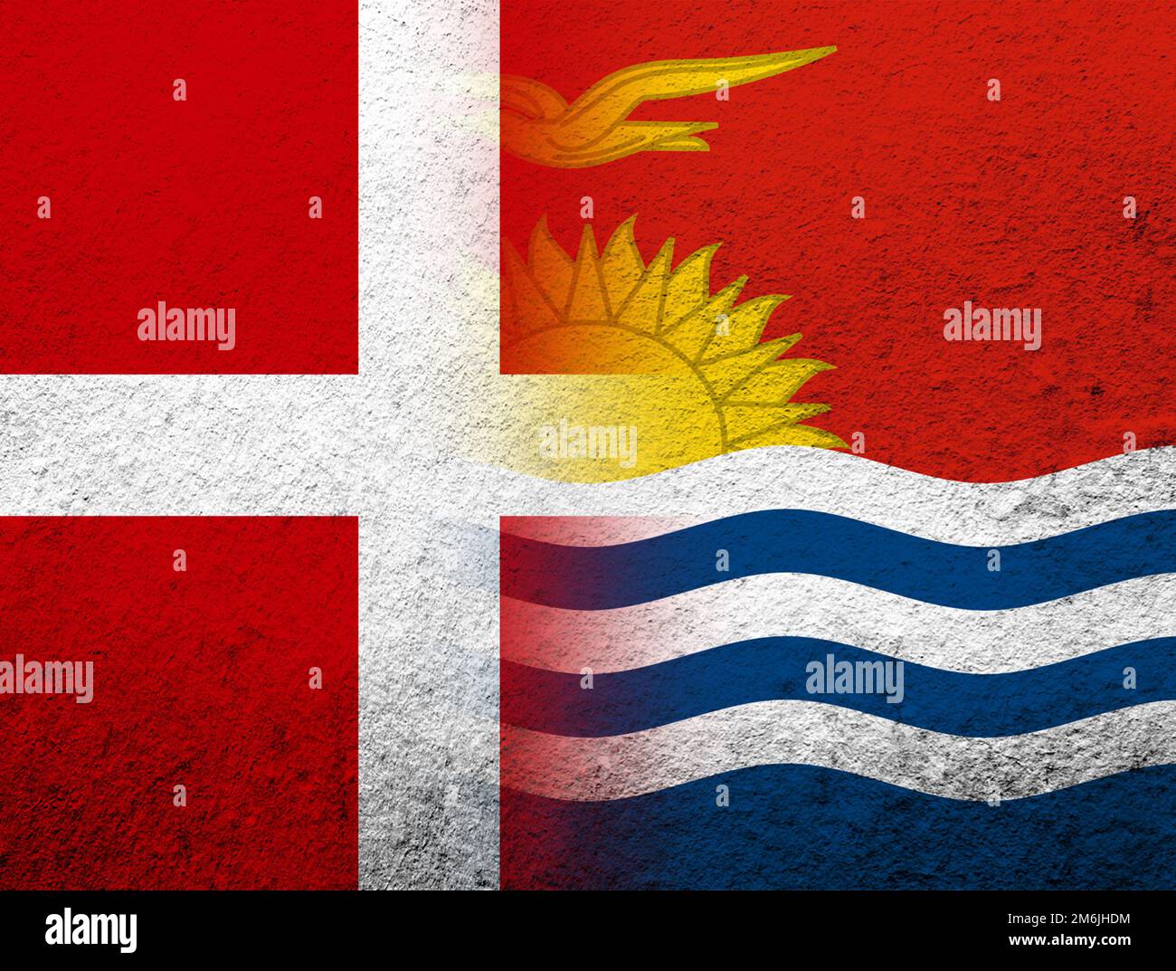 Le Royaume de Danemark drapeau national avec la République de Kiribati drapeau national. Grunge l'arrière-plan Banque D'Images