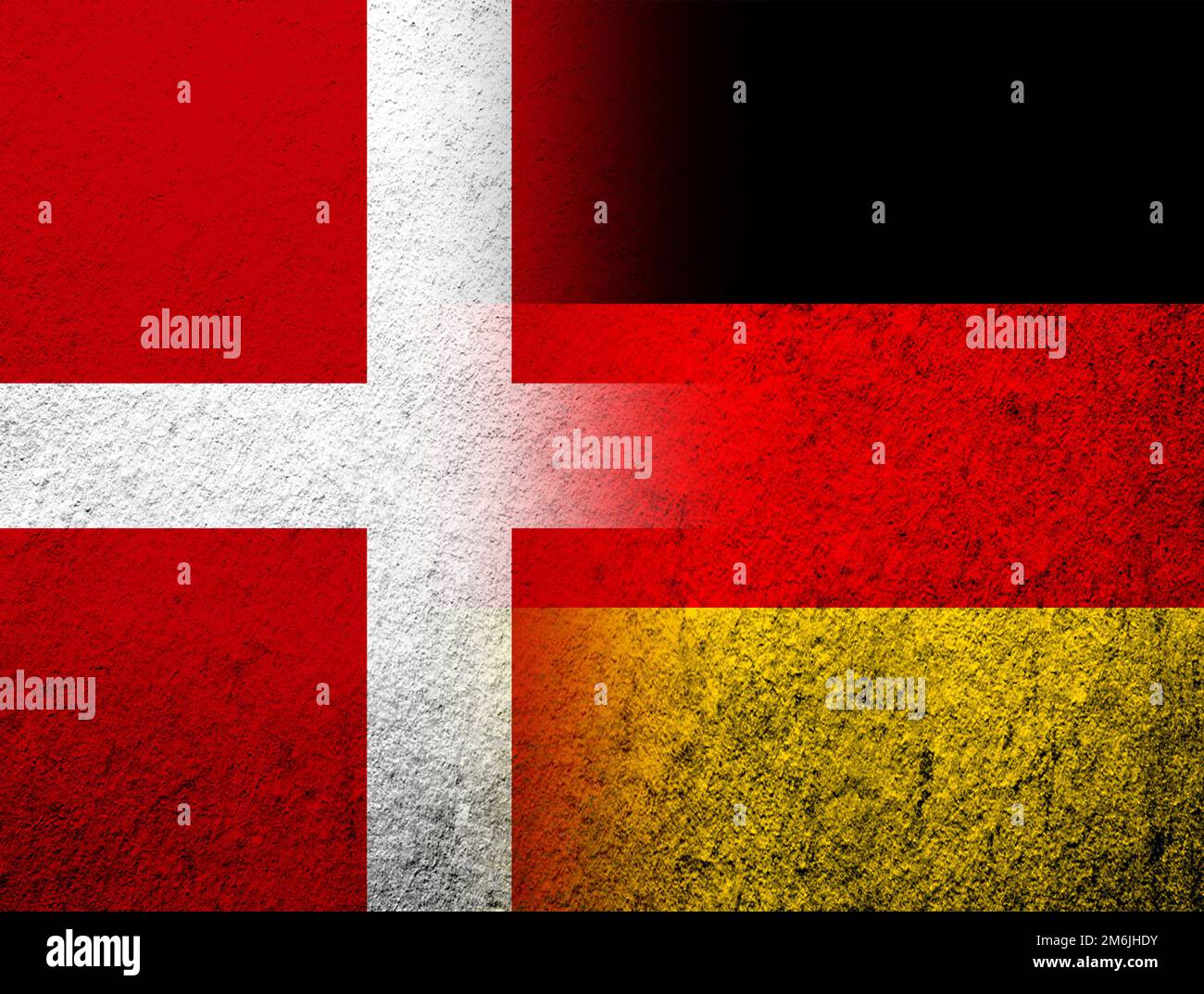 Le Royaume de Danemark drapeau national avec le drapeau national de l'Allemagne. Grunge l'arrière-plan Banque D'Images
