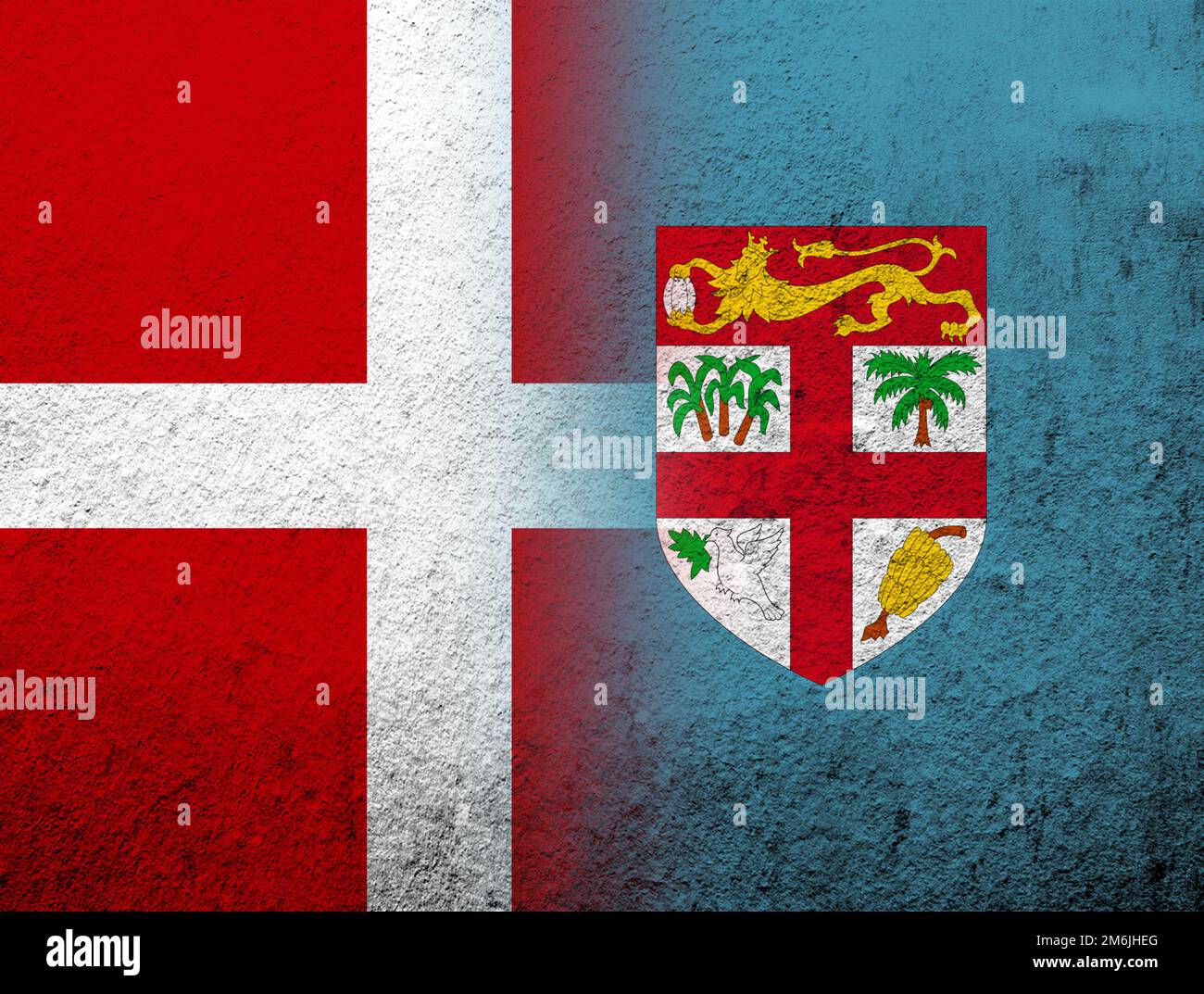 Le Royaume de Danemark drapeau national avec la République de Fidji drapeau national. Grunge l'arrière-plan Banque D'Images