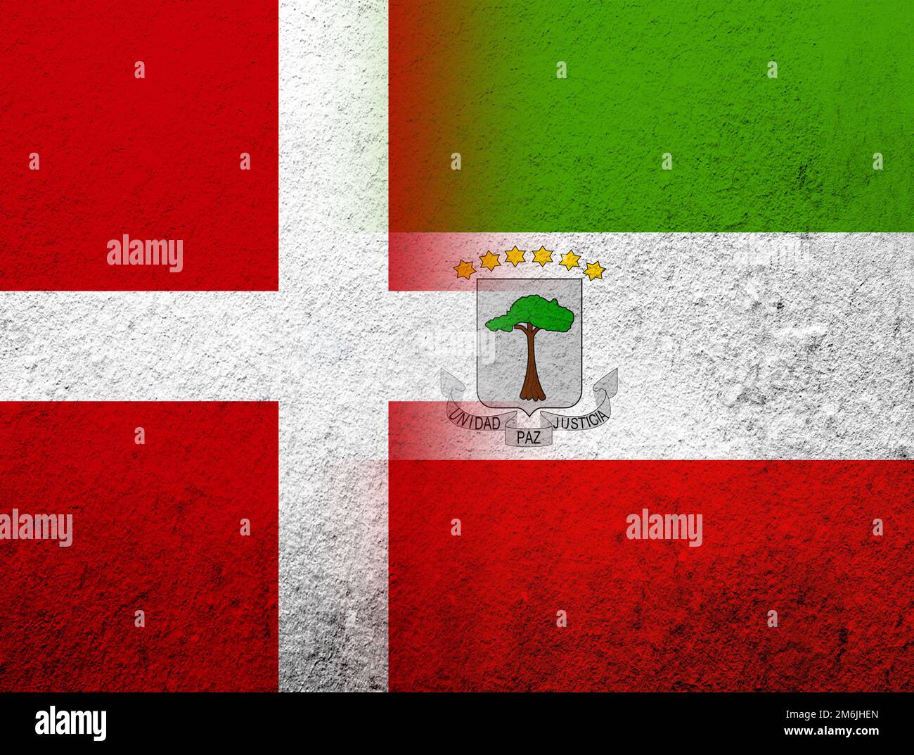 Le Royaume de Danemark drapeau national avec la République de Guinée équatoriale drapeau national. Grunge l'arrière-plan Banque D'Images