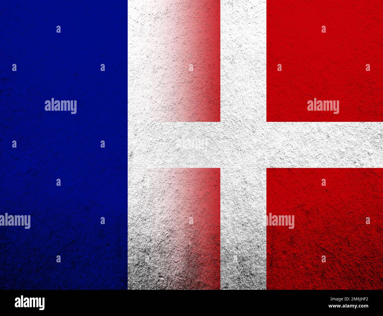 Le Royaume de Danemark drapeau national avec le drapeau national de la France. Grunge l'arrière-plan Banque D'Images