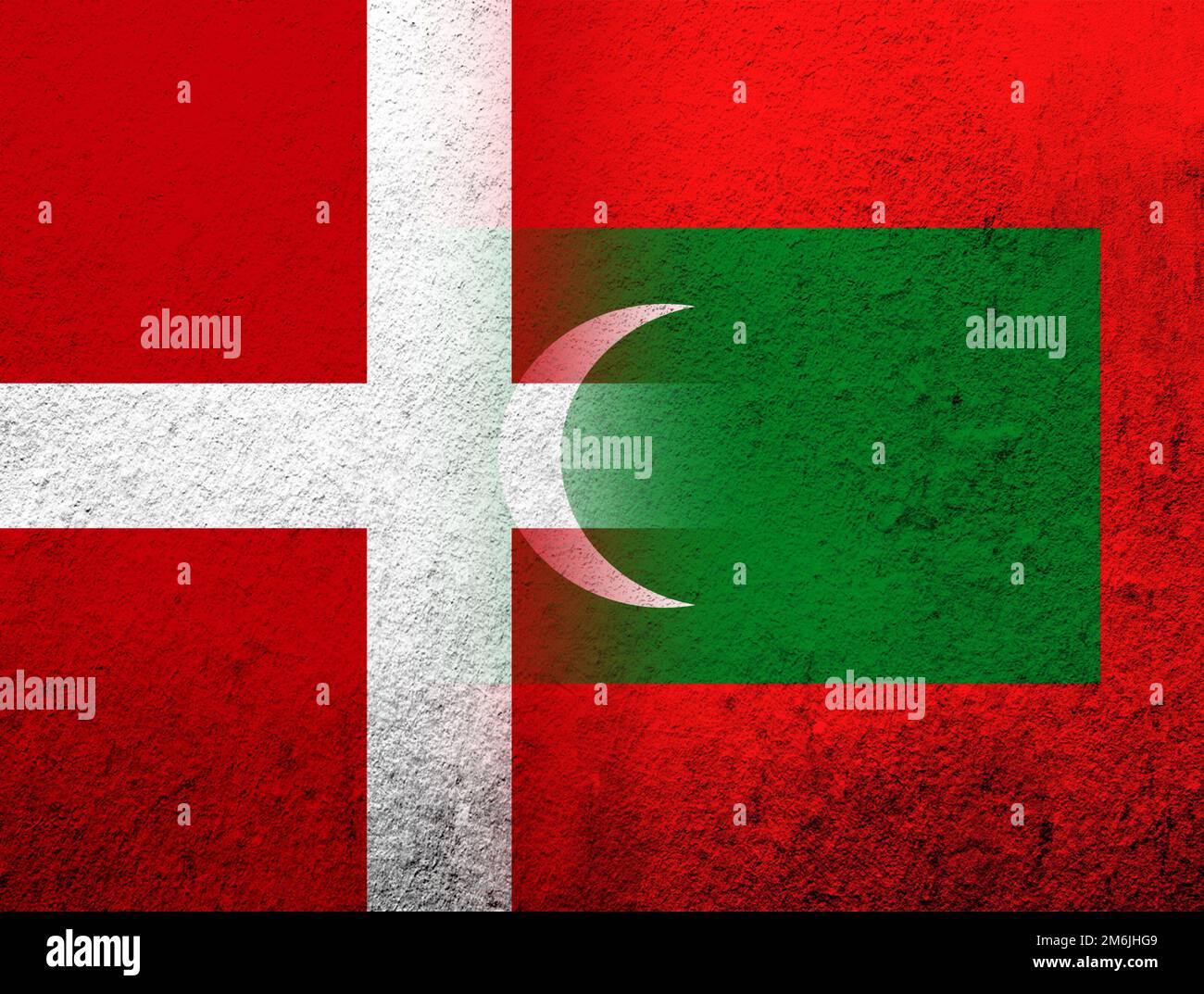 Le Royaume de Danemark drapeau national avec la République des Maldives drapeau national. Grunge l'arrière-plan Banque D'Images