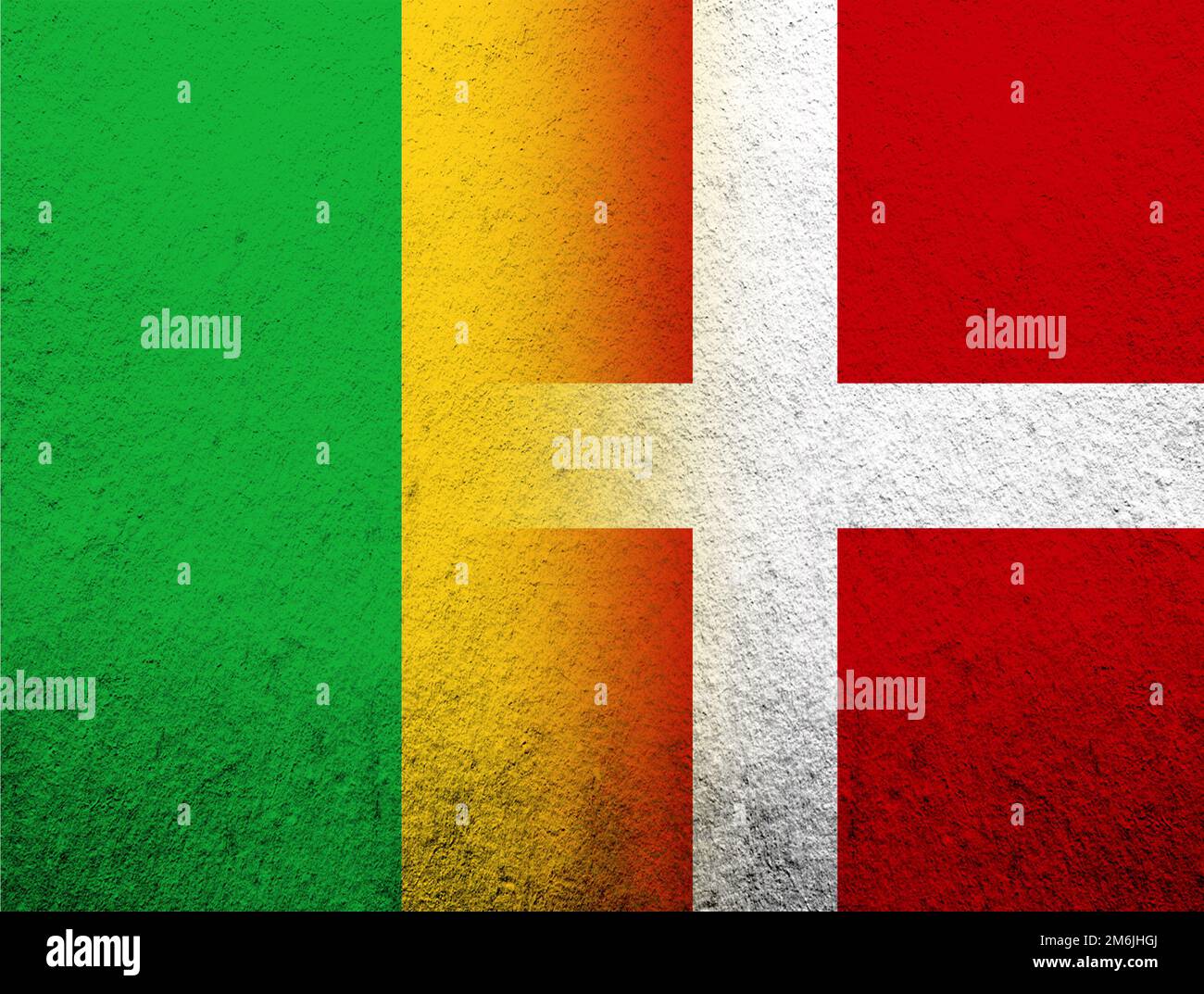 Le Royaume du Danemark drapeau national avec la République du Mali drapeau national. Grunge l'arrière-plan Banque D'Images