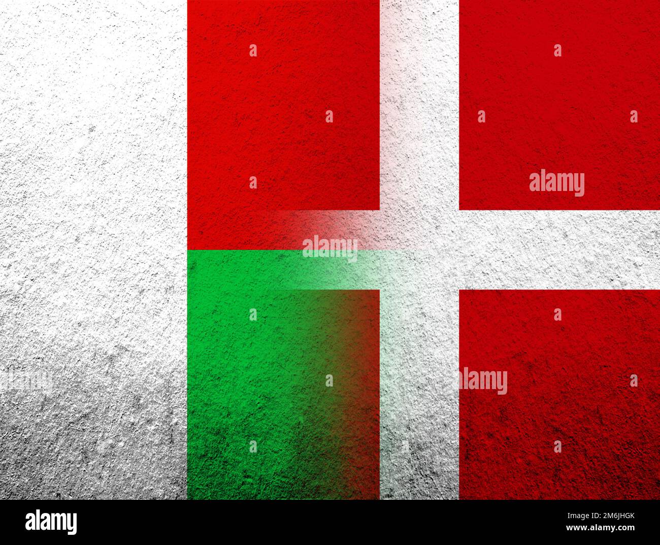 Le Royaume de Danemark drapeau national avec la République de Madagascar drapeau national. Grunge l'arrière-plan Banque D'Images