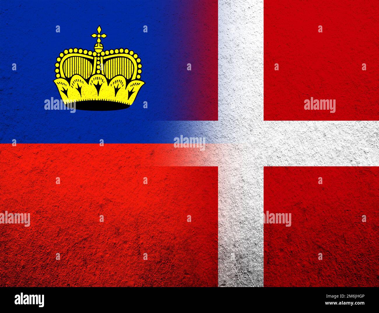 Le Royaume de Danemark drapeau national avec la Principauté de Liechtenstein drapeau national. Grunge l'arrière-plan Banque D'Images