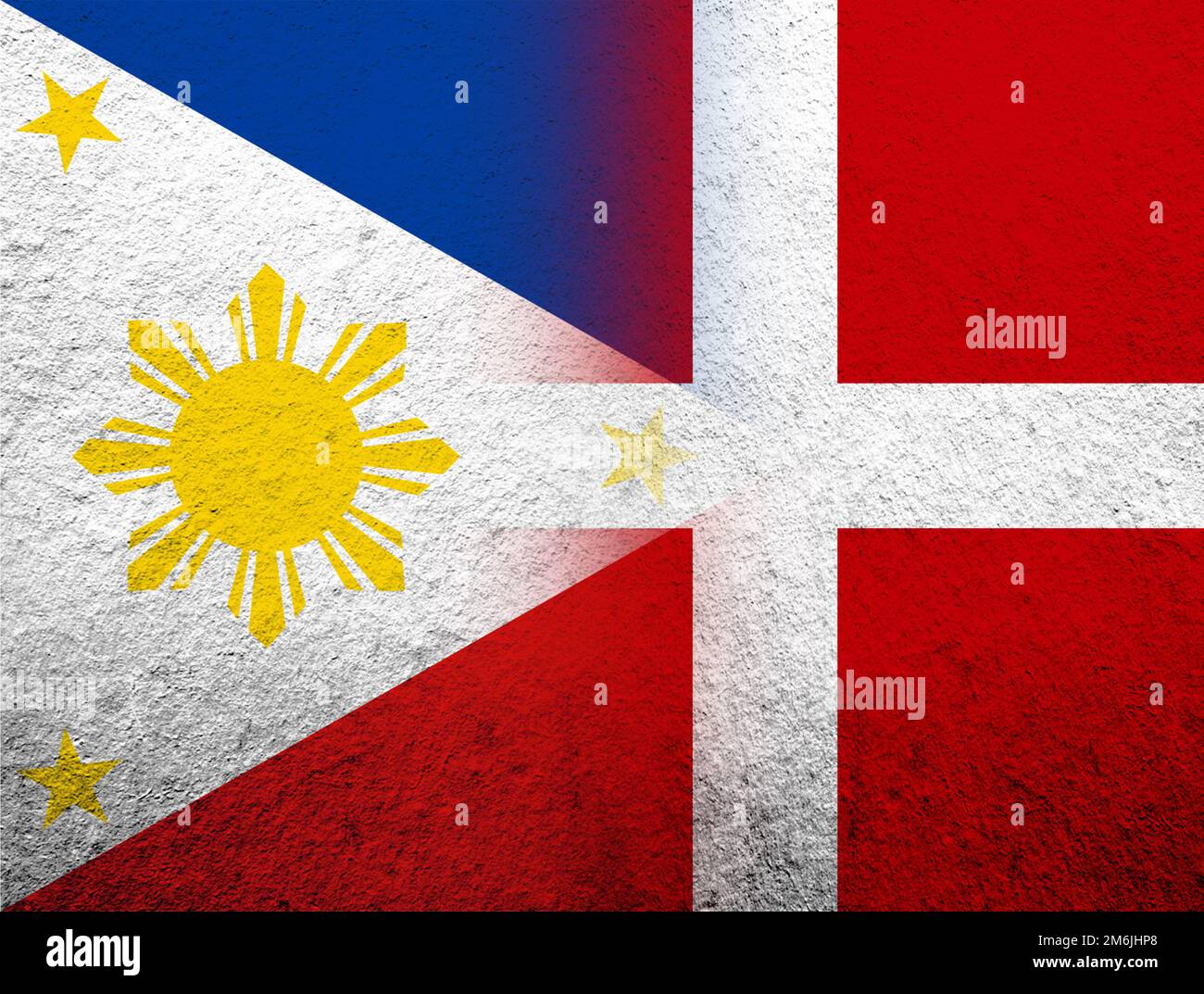 Le Royaume de Danemark drapeau national avec la République des Philippines drapeau national. Grunge l'arrière-plan Banque D'Images