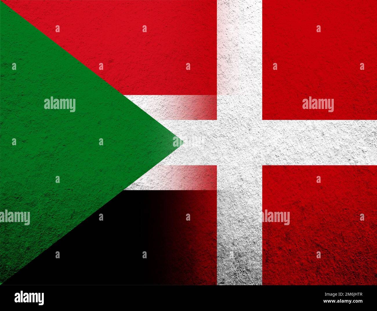 Le Royaume de Danemark drapeau national avec la République du Soudan drapeau national. Grunge l'arrière-plan Banque D'Images