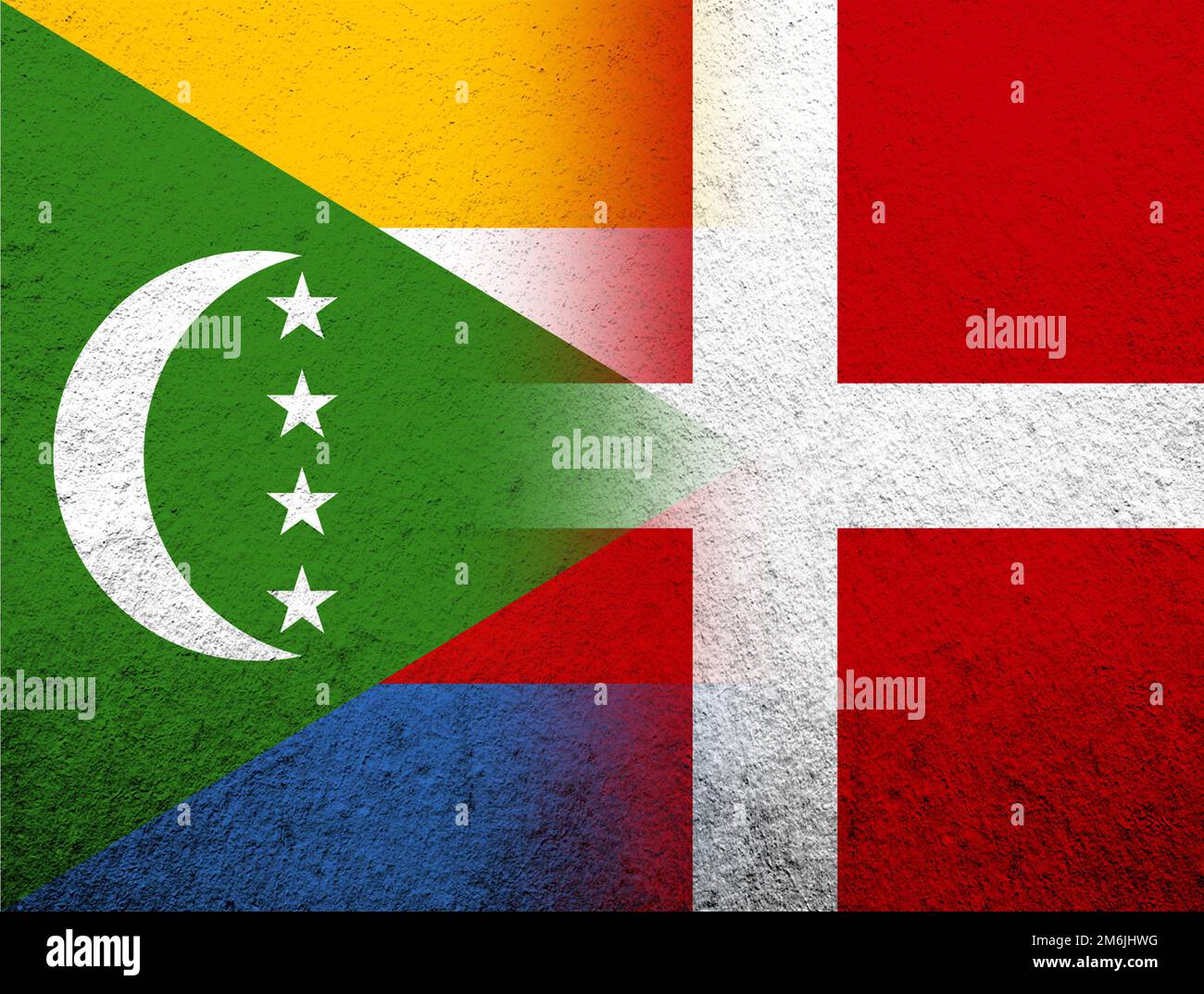 Le Royaume de Danemark drapeau national avec l'Union des Comores drapeau national. Grunge l'arrière-plan Banque D'Images