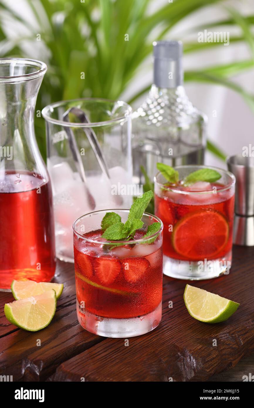 Cocktail rafraîchissant de mojito aux fraises Banque D'Images