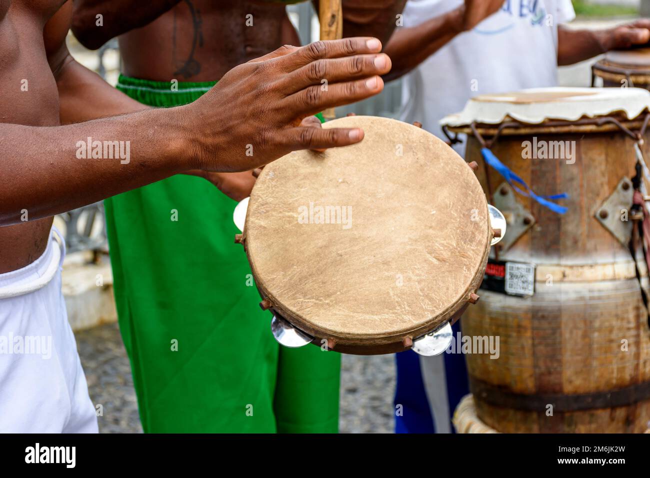 Groupe de musiciens jouant tambourine et atabaque à Pelourinho, Salvador Banque D'Images