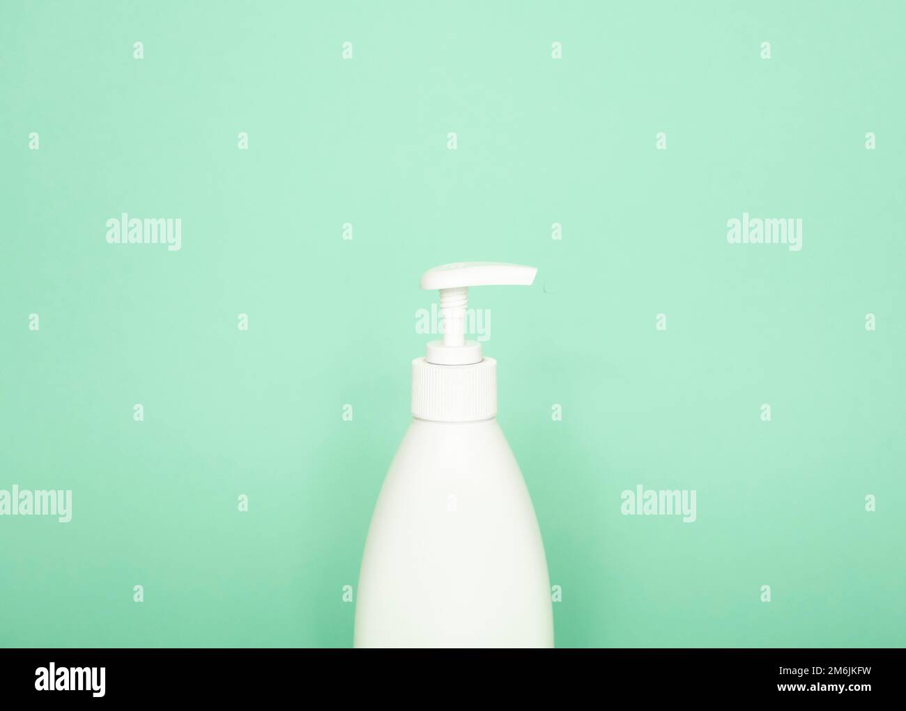 Flacon en plastique cosmétique vierge sans marque avec pompe distributrice pour shampooing, gel, lotion, crème, mousse de bain. Banque D'Images
