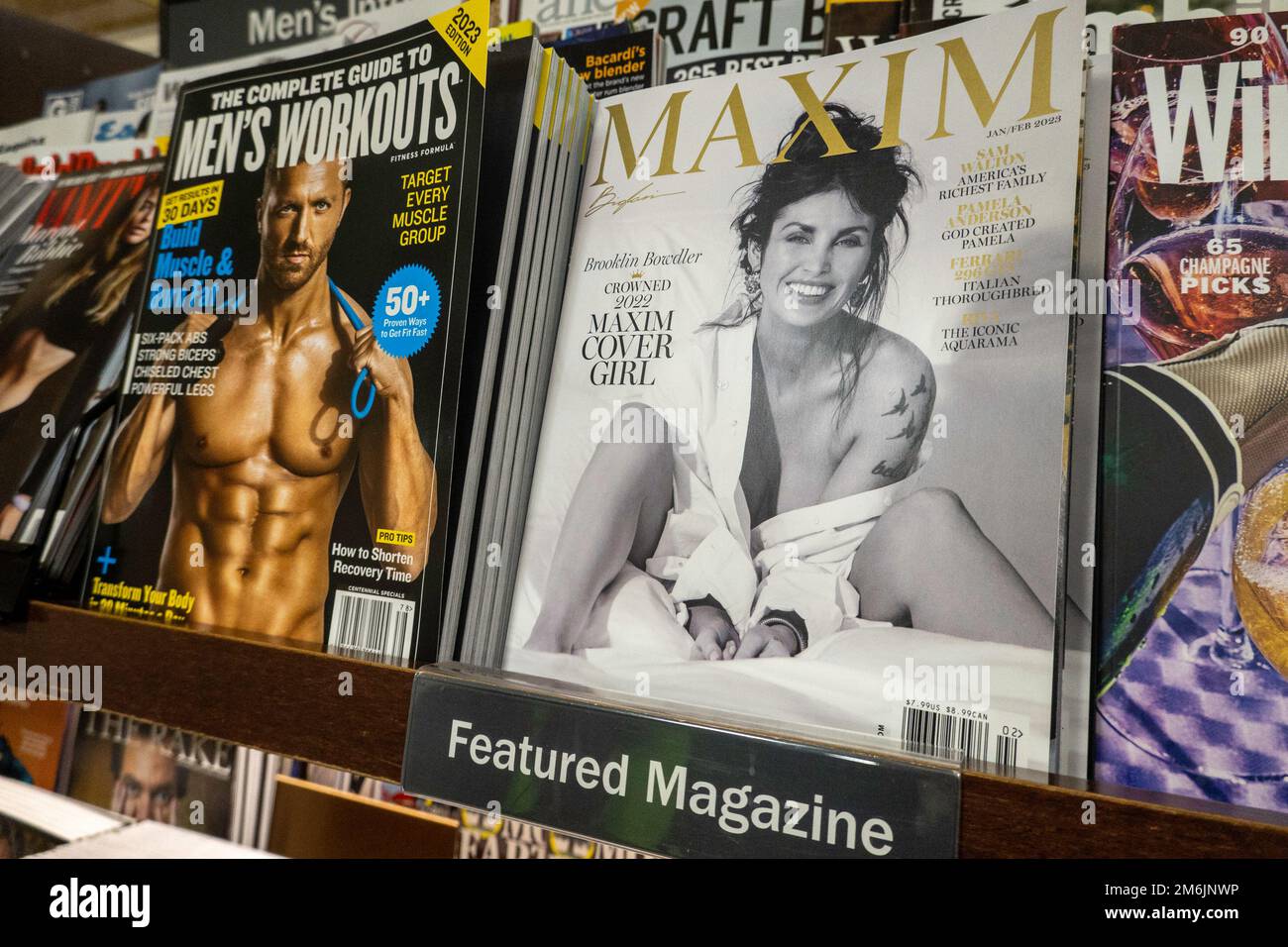 Barnes & Noble libraires sur Union Square dispose d'un grand choix de magazines, New York City, USA 2023 Banque D'Images