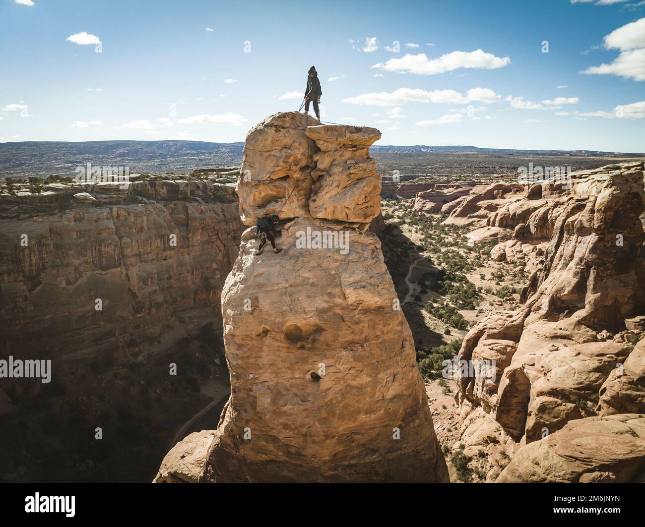 Homme et femme grimpant sur le Bride Canyon contre le ciel Banque D'Images