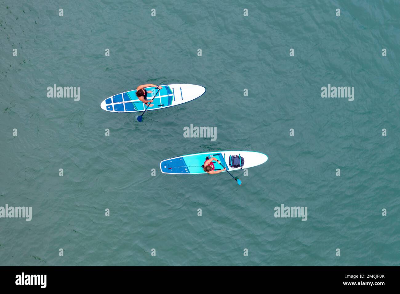 Tir de drone de femmes paddleboard dans le lac Banque D'Images
