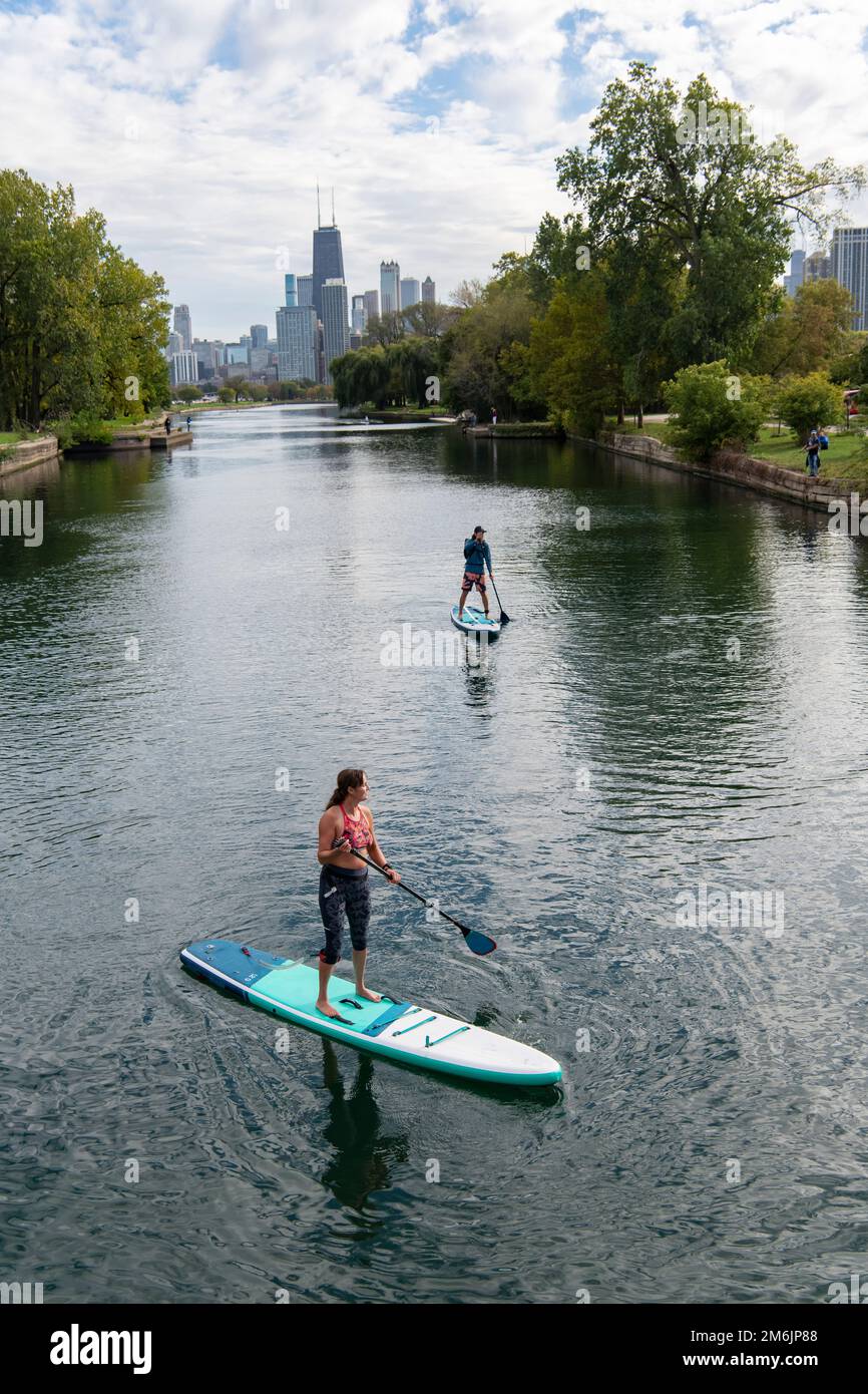 Vue en grand angle du paddleboard masculin et féminin dans la rivière Banque D'Images