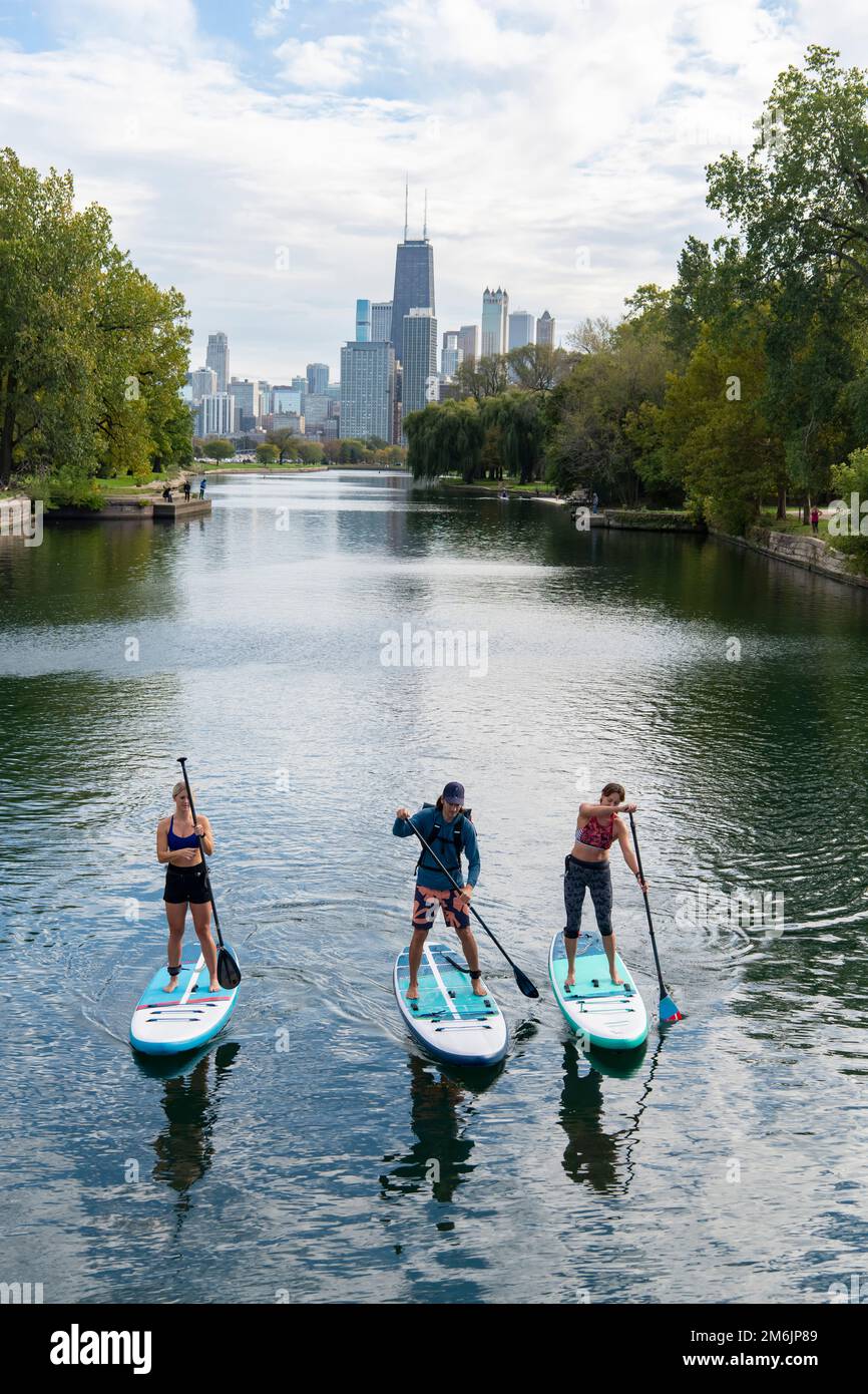 Vue en grand angle sur le paddleboard des amis dans la rivière Banque D'Images