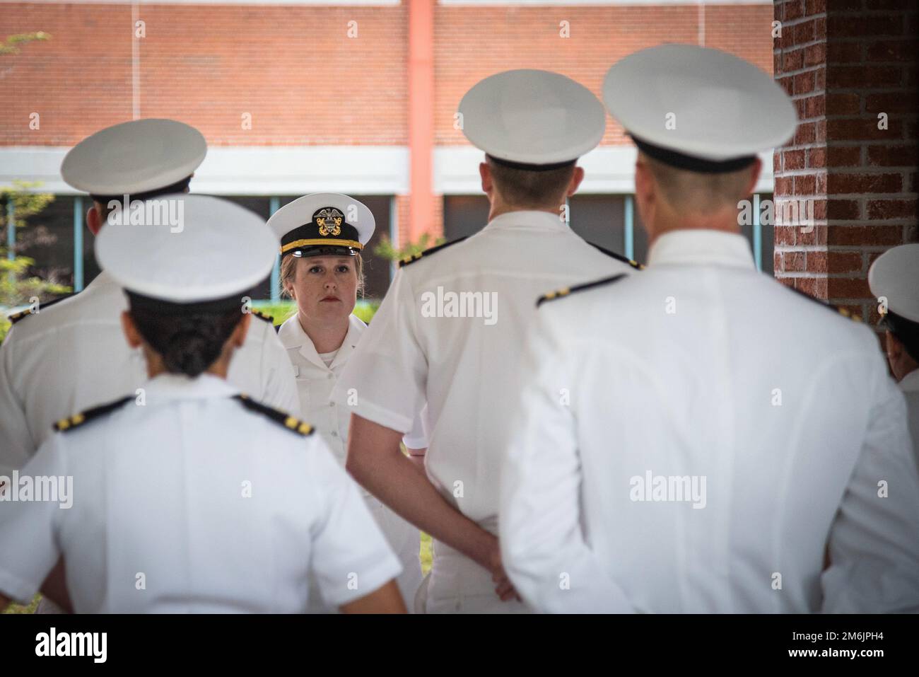 Le lieutenant de marine Sarah Cruz, au centre, se tient devant une formation d'officiers lors d'une inspection de l'uniforme blanc de tenue de service vendredi, 29 avril. Cruz et les officiers servent à bord de la clinique de santé navale de Cherry point. Banque D'Images