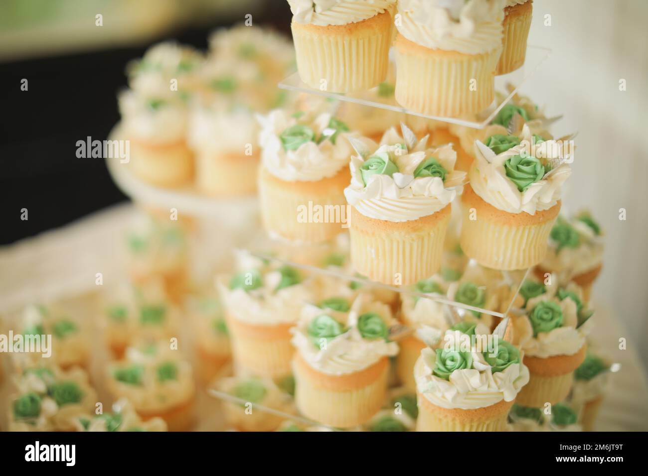 gâteau de mariage célébration fleur décoration Banque D'Images
