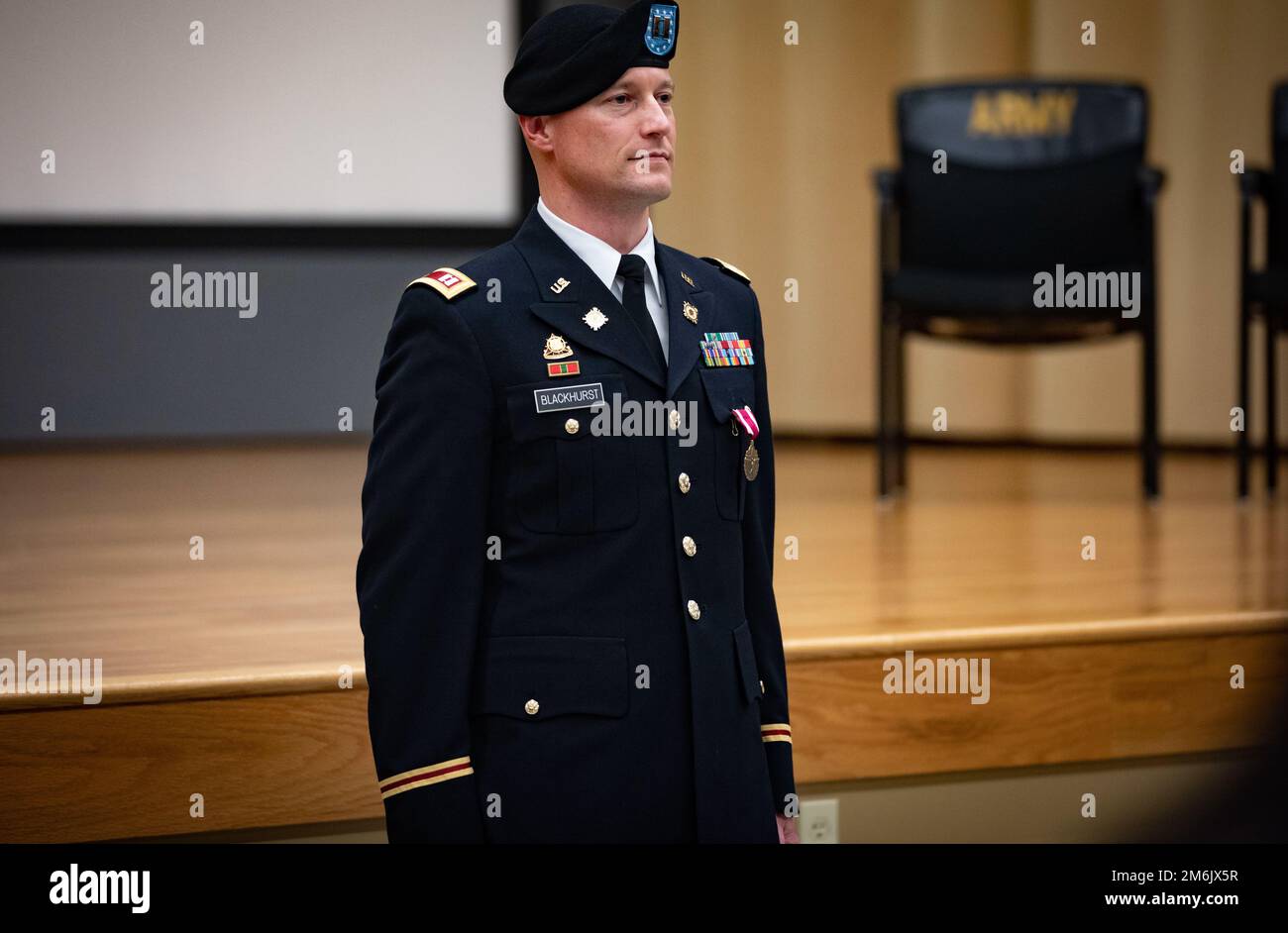 Alpha Company, 46e bataillon de soutien à l'aviation, 16e brigade d'aviation de combat accueille un changement de commandement au théâtre Evergreen, base interarmées Lewis-McChord, Washington, le 29 avril 2022. Le Capitaine Cameron Blackhurst confie le commandement au Capitaine Emmanuel Phillips. 46e ASB,COC,changement de commandement, Banque D'Images